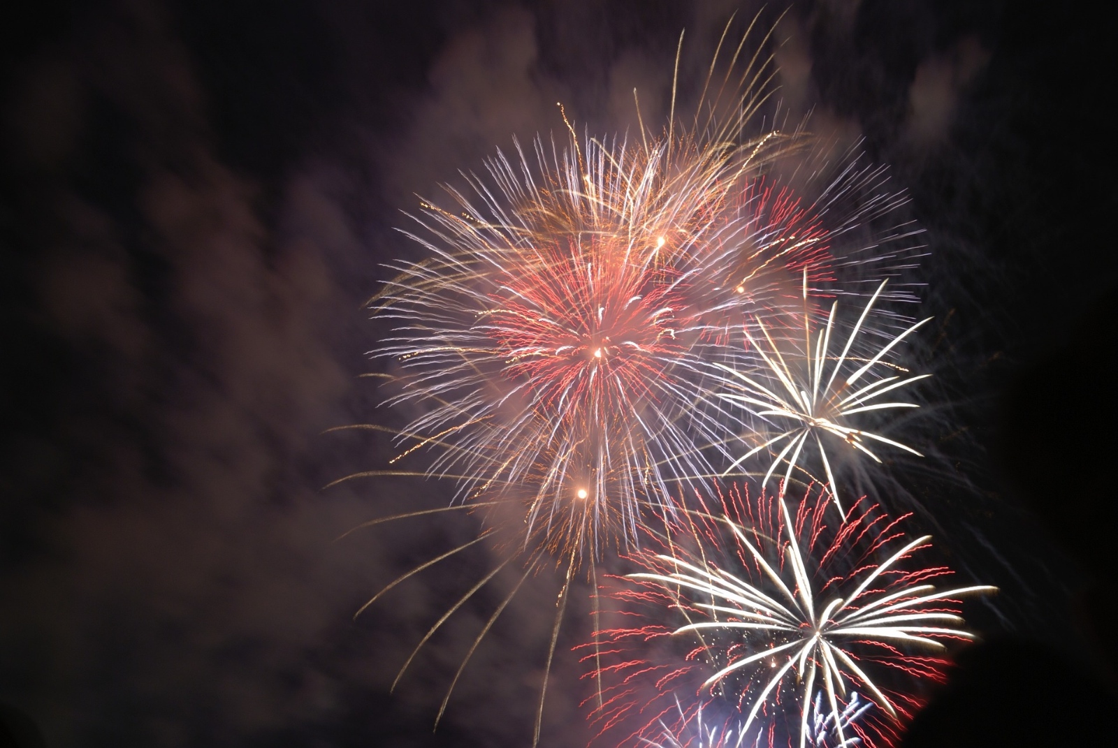 fireworks-80193_1920