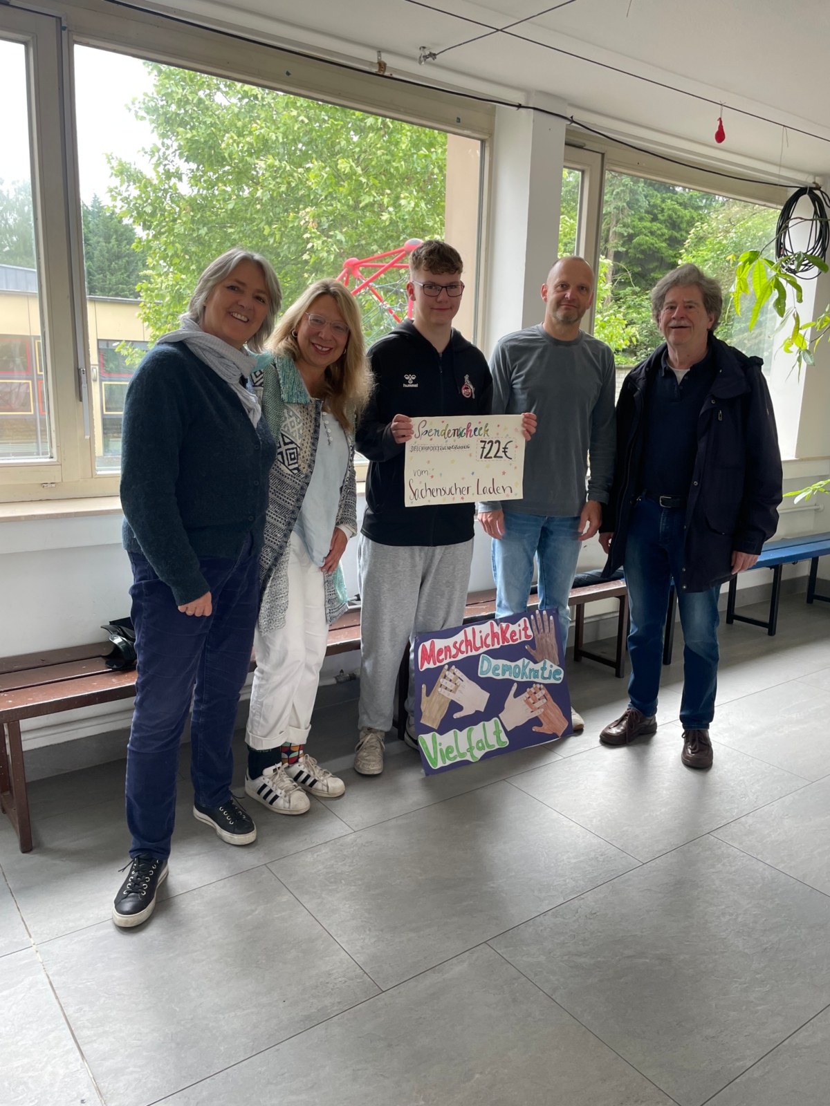 von links nach rechts: Jeanette Meller, Sabine Frömel, Schülersprecher:Timo Jacobs, Schulleiter Volker Turk und Rolf Clasen.